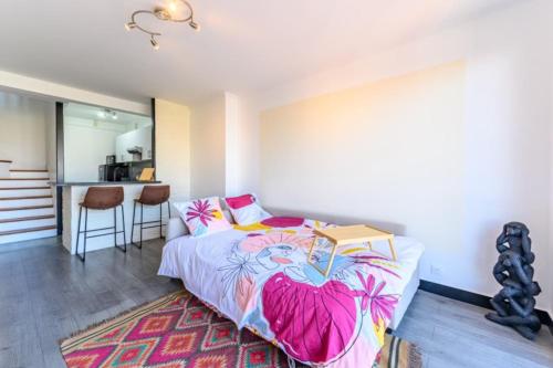 a bedroom with a bed with a heart themed bedspread at Magnifique duplex Cosy Gare Terrasse 4Pers in Argenteuil