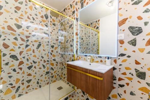 une salle de bain avec un lavabo et un miroir dans l'établissement Magnifique duplex Cosy Gare Terrasse 4Pers, à Argenteuil