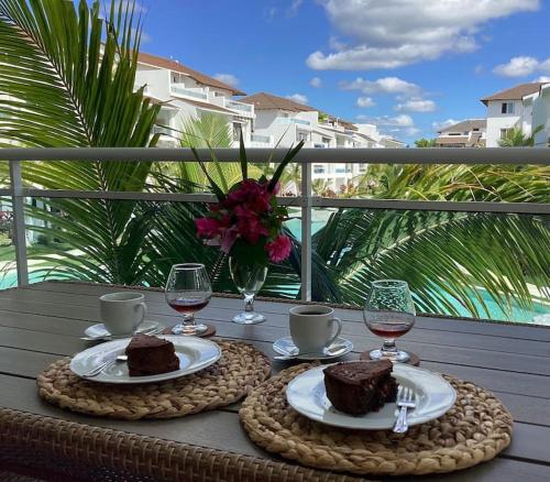 una mesa con dos rebanadas de pastel y copas de vino en Acogedor apartamento en Estrella Dominicus, en La Laguna