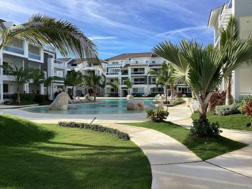 un complejo con piscina y palmeras en Acogedor apartamento en Estrella Dominicus, en La Laguna