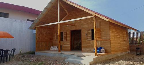 uma cabana de madeira com um telhado numa casa em Costa Bungalow em Crucita