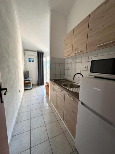 Kuchyň nebo kuchyňský kout v ubytování apartmani Natali
