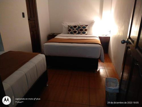 - une petite chambre avec un lit et une fenêtre dans l'établissement Ortega's House Machupicchu, à Machu Picchu