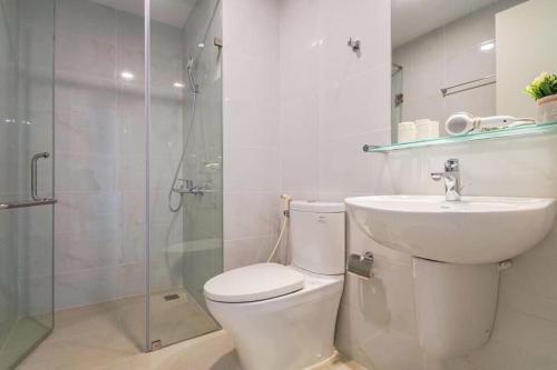 een badkamer met een toilet, een douche en een wastafel bij Masteri Thảo Điền in Ho Chi Minh-stad