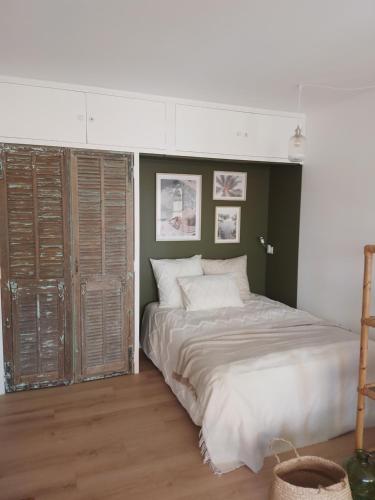 - une chambre avec un grand lit et des volets dans l'établissement Le studio 51, à Saint-Raphaël