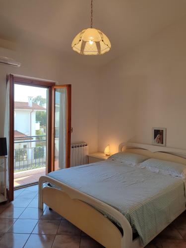 una camera con un letto e una grande finestra di Sabaudia Villa Annamaria a Sabaudia