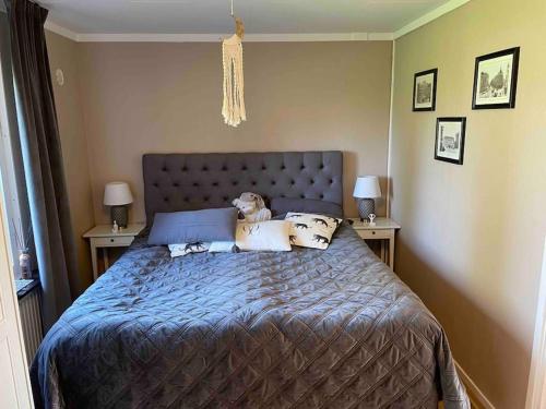 Un dormitorio con una cama con dos ositos de peluche. en Övermo paradis en Leksand