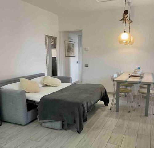 sypialnia z łóżkiem i stołem oraz tableablish w obiekcie COZY HOUSE Relax Wi-Fi & Design w mieście Colle Brianza