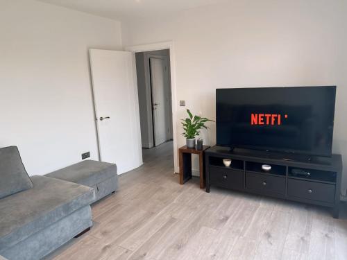 - un salon avec une télévision et un canapé dans l'établissement Modern 3 Bed home in Grantham, à Grantham