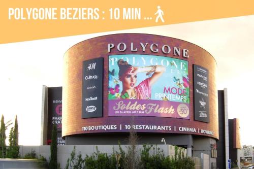 a large sign in front of a building at L'Étoile Biterroise - Appartement de Vacances avec Piscine et Parking gratuit à Béziers in Béziers