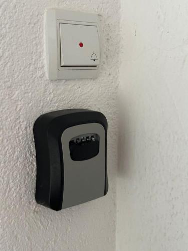 a lightswitch on a wall with an apple on it at Stan na dan Kej Una in Bosanska Dubica