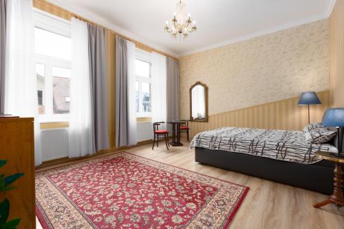 Schlafzimmer mit einem Bett und einem roten Teppich in der Unterkunft Apartment ZAMECKY VRCH GETAWAY in Karlsbad