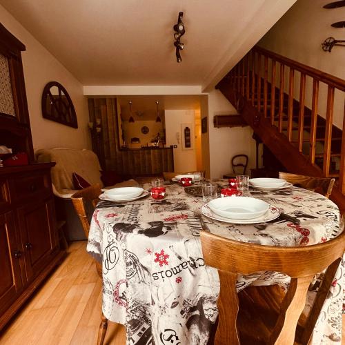 une table de salle à manger avec une nappe dessus dans l'établissement Le NID DES BAINS, à Luchon