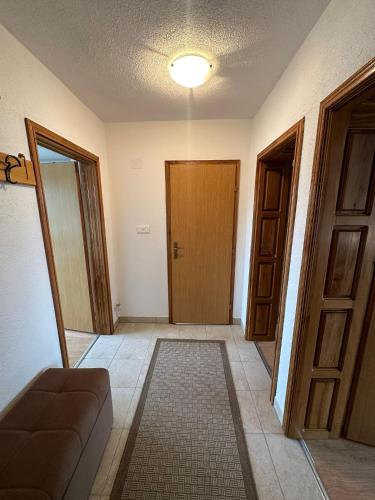 uma sala de estar com um sofá e uma porta em Stan na dan Kej Una em Bosanska Dubica