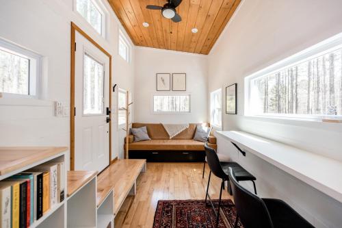 Posezení v ubytování Pine Creek Tiny House