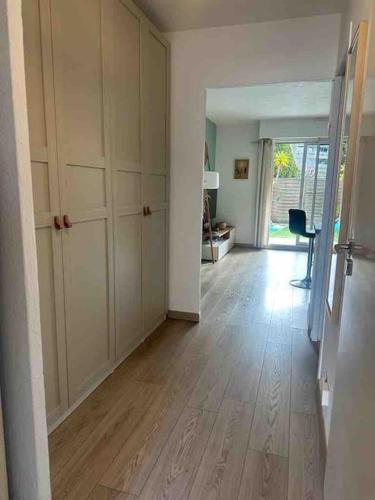 - un salon vide revêtu de parquet dans l'établissement Appt en RDJ à 2 min de la plage, à Antibes