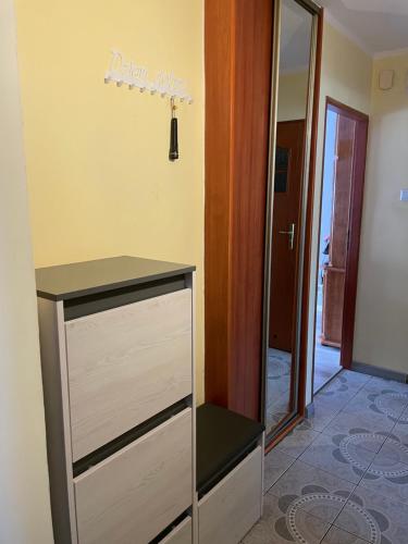 komodę w pokoju z lustrem w obiekcie Apartament w centrum w mieście Żagań