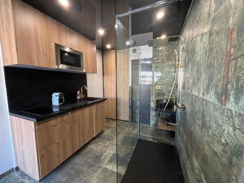 une salle de bain avec une douche et un lavabo et une cabine de douche en verre dans l'établissement Studio port nature 1, au Cap d'Agde