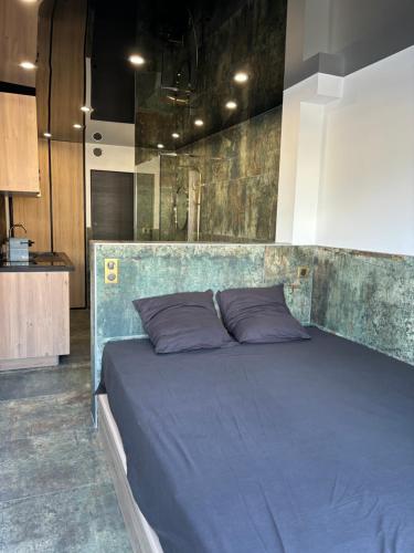 un lit avec deux oreillers dessus dans une chambre dans l'établissement Studio port nature 1, au Cap d'Agde