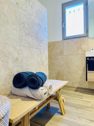 une pile de serviettes assises sur une table en bois dans l'établissement Mas de la canopée-Luberon, à Saint-Saturnin-lès-Apt