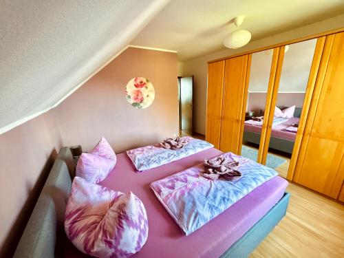 um quarto com duas camas com almofadas em Ferienwohnung PIER 7 em Große Mühle