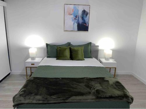 ein Schlafzimmer mit einem großen Bett mit zwei Nachttischen in der Unterkunft Modern, chic & cozy 2br 2ba apartment in Wynwood in Miami