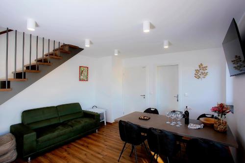 - un salon avec un canapé vert et une table dans l'établissement Green House Bled, à Bled