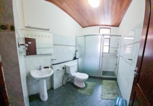 Vannas istaba naktsmītnē Ivy Cottage Negombo