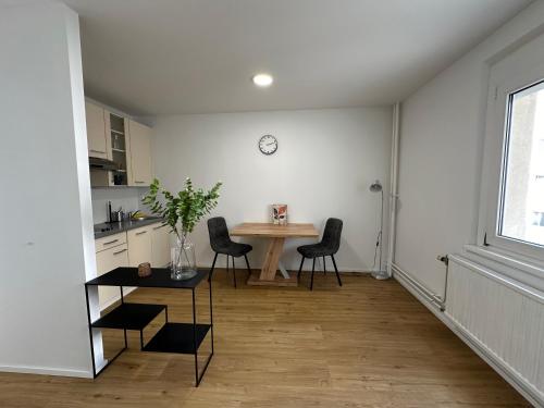 cocina con mesa y sillas en una habitación en City Apartments Wien, en Viena