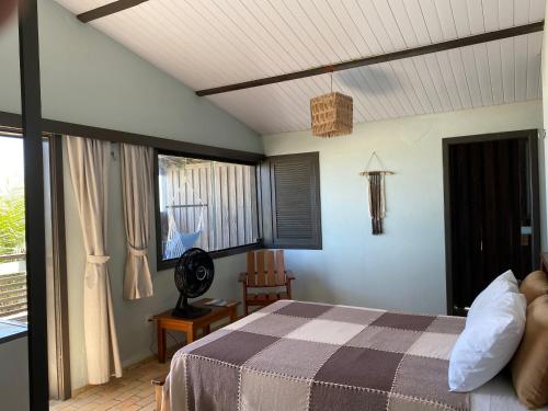 1 dormitorio con cama y ventana en Tabatinga Beach Hotel, en Nísia Floresta
