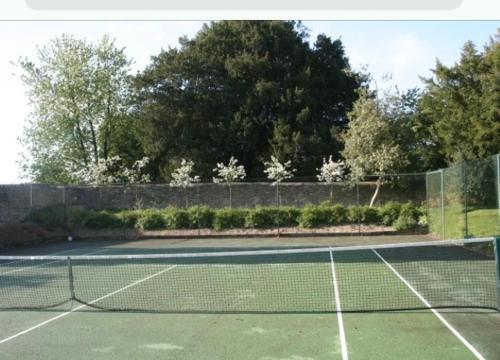 Tenis alebo squash v ubytovaní Helmdon House Bed and Breakfast alebo jeho okolí