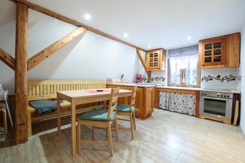 a kitchen with a table and chairs in a room at U Cejhonů in Měděnec