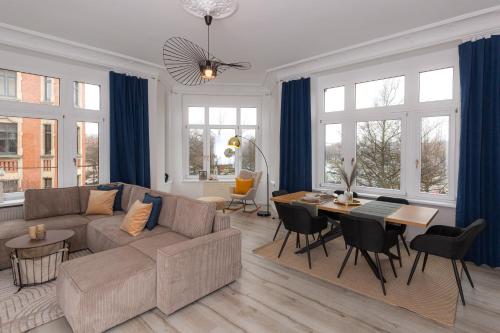 uma sala de estar com um sofá e uma mesa em soulscape Apartments Zwickau EDLER sanierter Altbau-Wohnraum zentrumsnah gratis WIFI em Zwickau