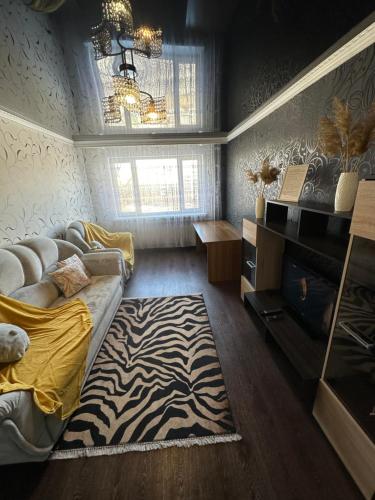 salon z dywanem zebry i kanapą w obiekcie Квартира по Республике 16/2 w mieście Karaganda
