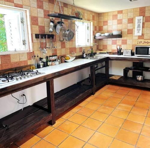 a kitchen with a long counter in a kitchen at Hacienda Verde Luz La Casona in La Jurado