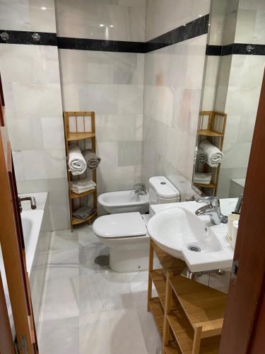 a bathroom with a toilet and a sink at Tranquilo y centrico apartamento en el corazón de Sevilla in Seville