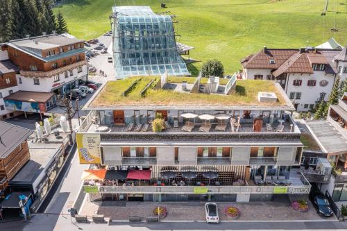an overhead view of a building with a green roof at Quality Hosts Arlberg - Hotel ANTON in Sankt Anton am Arlberg