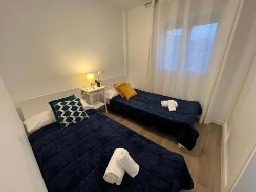 - une chambre avec 2 lits et une fenêtre dans l'établissement Apartamento Barbados, à Fuengirola