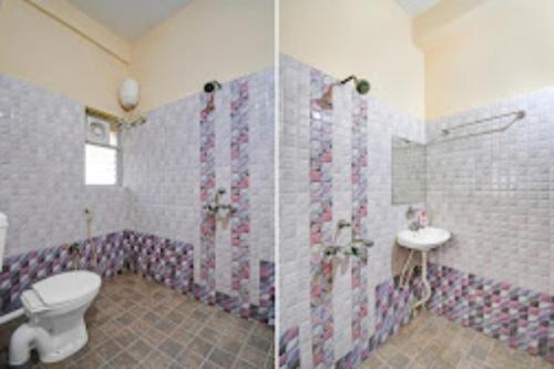 La salle de bains est pourvue de toilettes et d'un lavabo. dans l'établissement Arhan Villa Inn Kolkata, à Thākurdwari