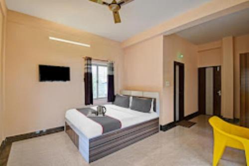 um quarto com uma cama e um lavatório em Arhan Villa Inn Kolkata em Thākurdwari