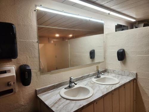 a bathroom with two sinks and a large mirror at Kestrel in Valle