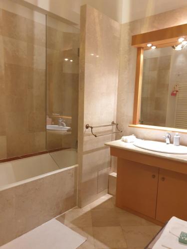 Ένα μπάνιο στο Appartement haussmannien cosy