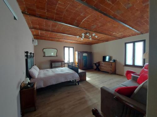 - une chambre avec un lit et un canapé dans l'établissement Moon Garden, à Mongardino