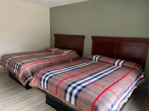 Un pat sau paturi într-o cameră la Comfort stay inn