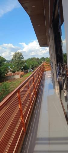 Un balcón de un edificio con una valla de madera en Ñande renda, en Ciudad del Este