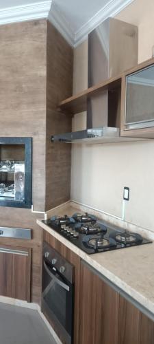uma cozinha com uma placa de fogão e forno. em Ñande renda em Ciudad del Este