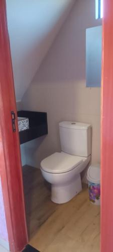 uma casa de banho com um WC branco num quarto em Ñande renda em Ciudad del Este