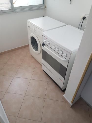 una lavadora y secadora en el suelo en la cocina en Gilad, en Qiryat Yam
