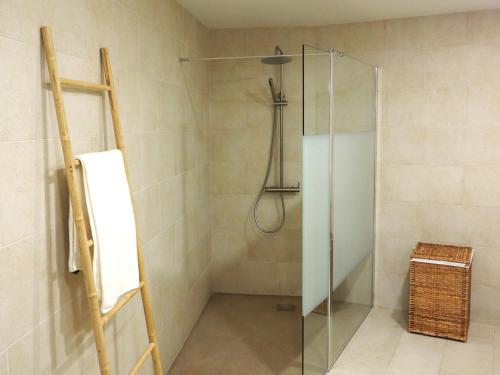 een douchecabine met een glazen deur in de badkamer bij Casa da Venda do Marco in Caldas da Rainha