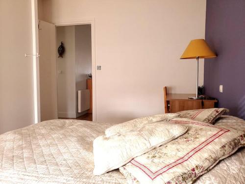 Katil atau katil-katil dalam bilik di Simplicité et calme en appartement à Issoire